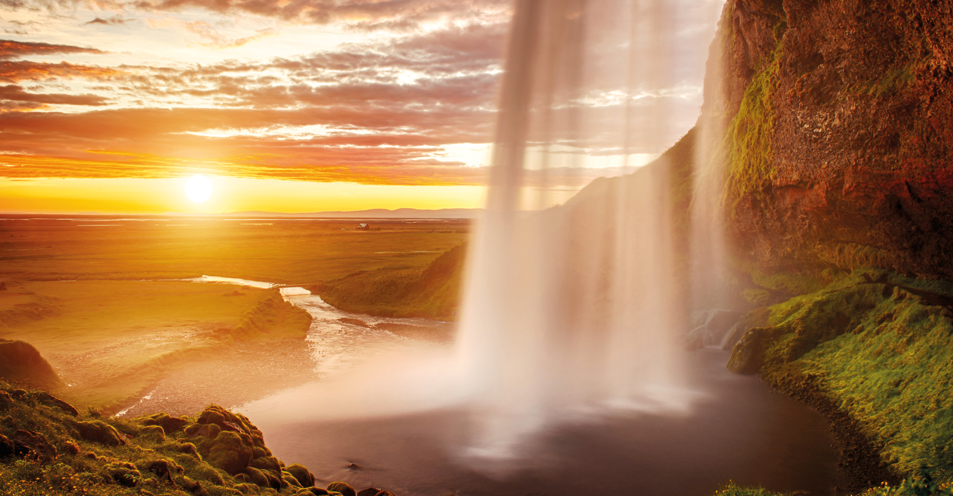 Immagine di una cascata ripresa al tramonto